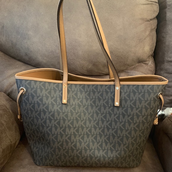 Michael Kors jet set travel bag with wristlet - Picture 3 of 5